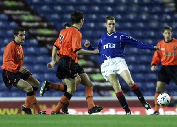 应对高温天气,淮安赛前调来了消防车降温.